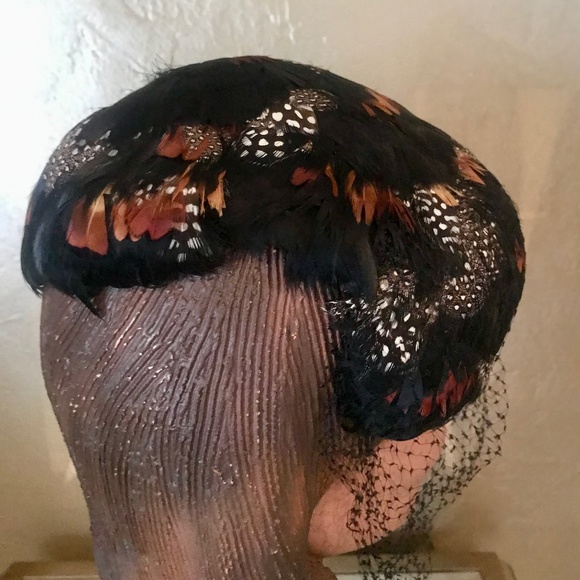 FABULOUS 1950s' BLACK/RUST/WHITE DOTTED FEATHER COCKTAIL HAT WITH BLACK VEIL - Picture 7 of 10